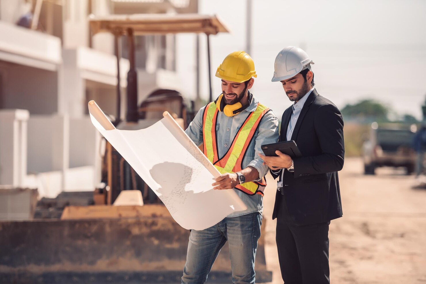 ingeniero civil gerente trabajadores construccion tableta digital planos hablando planeando sobre sitio construccion concepto trabajo equipo cooperacion 640221 156